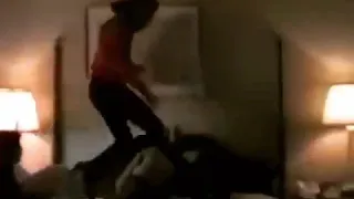 Майкл Джексон играет с детьми подушками