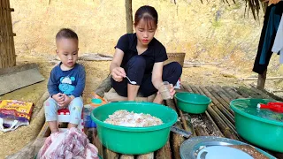 Picking natural banana flowers For sale, Marinate pickled pork in the traditional way -Daily Freedom