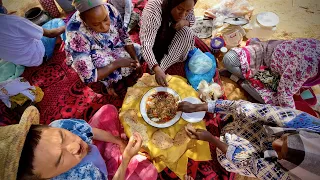 We Tried Ancient Moroccan Food in the Desert 🇲🇦 Merzouga and Khamlia Rare Sahara Village Food Tour