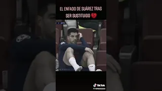 Luis Suarez se enfada por ser sustituido.