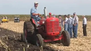 McCormick  Tractor WD 9 IH Plowing Farmall -- tubalcain