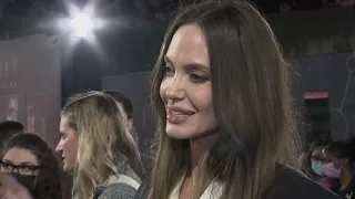 Angelina Jolie y Salma Hayek en el estreno de la película Eternals en Londres