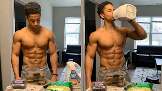 WHAT I EAT TO STAY SHREDDED YEAR ROUND (COUNTING MACROS)