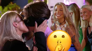 Tjejerna tar chansen att kyssa sina drömpartners under "kiss and guess" i Love Island Sverige 2023