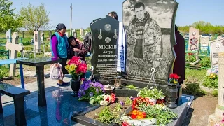 На Днепропетровщине в родном селе погибшего в АТО Артура Мискива установили памятник