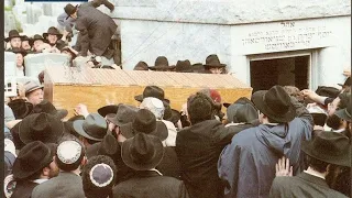 3 tamuz 5754 1994 - american reports TV news about the funeral of the rebbe of Lubavitch. rare video
