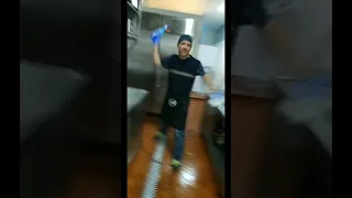 Assim é trabalhar com um português na cozinha de um restaurante em Portugal 🇵🇹