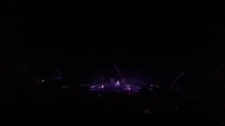 THE 1975 - COUPLE GETTING ENGAGED 16-12-16 THE O2