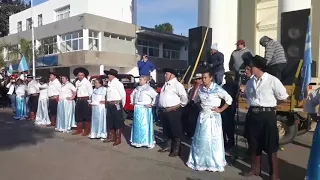 Bailando el Pericón Nacional. Emprendedores Goya