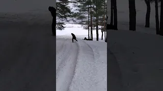 Пришли в лес дурачимся, свистим и в снегу валяемся