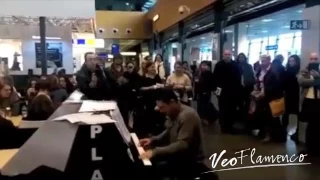 Esto es lo que pasa cuando un Flamenco se encuentra un piano en un Aeropuerto | VEOFLAMENCO