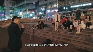 街头深情演唱周杰伦的《最长的电影》小姐姐听的太陶醉了！