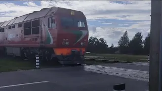 Проезд пассажирского поезда Гродно-Минск по жд переезду на ул. Хасановская, г. Лида, в 17:15