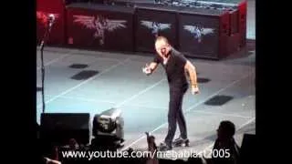 Lars Ulrich twice scared / Kirk Hammett Hits Kid (Live Sydney 2010)