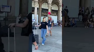 INCREDIBLE Old Man Sings “Wish You Were Here” by Pink Floyd in Milano City Square