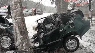 На заснеженной трассе под Артёмовским водитель Kia разбился, врезавшись в дерево