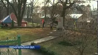 Вандалы разрушили два памятника Бандере в Тернополь...
