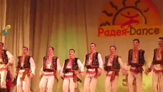 Молдавський танець „Hora de sărbătoare” (Хора де сарбатоаре)