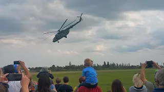 Vojenský vrtulník Mi-17 se předvádí na letišti v Letňanech / Mil Mi-17 Multi Mission Helicopter