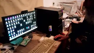 православный проповедник Игнатий Тихонович Лапкин работает за компьютером в своей штаб-квартире