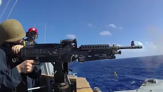 Эсминец USS Johns McCain 7-го флота США осуществляет стрельбы в Филлипинском море.