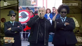 Max Pezzali canta dal vivo il suo ultimo singolo "Discoteche abbandonate" – Viva Rai2! 22/04/2024