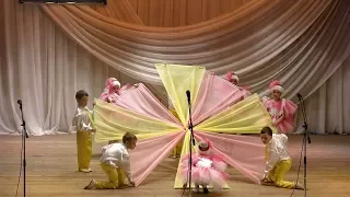 ТАНЕЦ С ПОЛОТНАМИ. Дети детского сада танцуют на Пролиске 2015г. Детский сад г.Алчевск