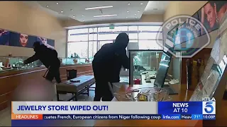 Smash-and-grab robbers hit Irvine jewelry store