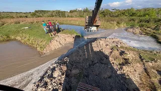 ESTOURANDO TANQUE DE PEIXE saiu muita água 🌊Escavadeira hidráulica op iago ( parte 1 )