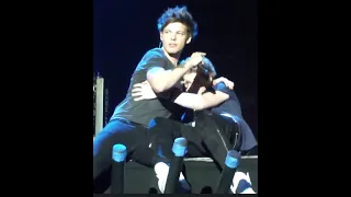 Louis protecting Niall 🤬 💙🤍 #shorts #louis #niall #nouis