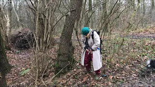 Oma pinkelt im Stehen im winterlichen Wald