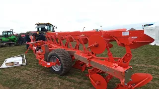 2016 JCB Fastrac 4220 Icon 6.6 Litre 6-Cyl Diesel Tractor (235 HP) with Kuhn MulitLeader Plough