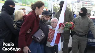 ОМОН в масках задерживает женщин во время протестов в Беларуси