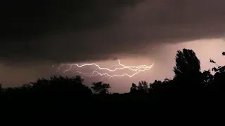 Very loud thunderstorm in Bedford, UK w/ close CG lightning - 18-19 May 2022