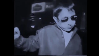 Niño en discoteca baila Post Punk Ruso (Molchat Doma - Sudno)