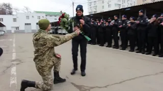 В Одессе участник АТО сделал предложение девушке-патрульной во время построения