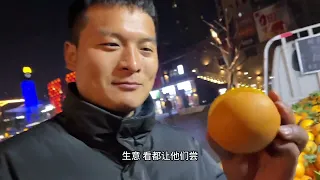 00后夫妻摆地摊卖橙子🍊历经4天终于回本，今天能挣多少？#新鲜应季水果 #脐橙  #橙子 #摆摊 #好甜好甜