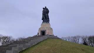 ✝️Осквернение вандалами мемориала советским воинам в Трептов-парке. Берлин. Германия. 08.04.2022.