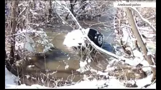 На Алтае извлекли из реки утонувший автомобиль