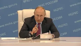 Путин пожаловался чиновникам на бюрократию