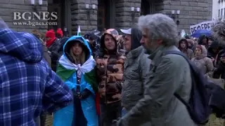 Протестиращи скандират "Оставка" под прозорците на МС