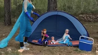 Elsa y Anna muñecas grandes y su mamá de camping con bebé nenuco Lola