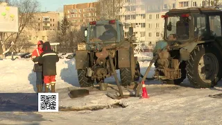 В Нижнекамске рабочие на 30-градусном морозе устранили порыв, превративший в каток территорию у дома