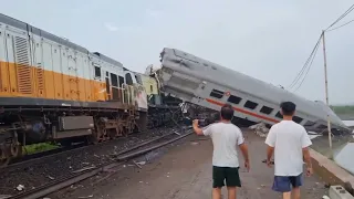 ADU BANTENG KERETA KA LOKAL BANDUNG RAYA & KA TURANGGA di Petak jalan Cicalengka Kabupaten BANDUNG