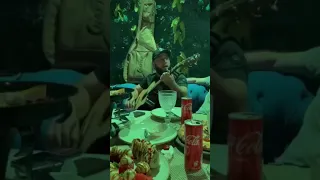 Чеченец очень красиво играет на гитаре