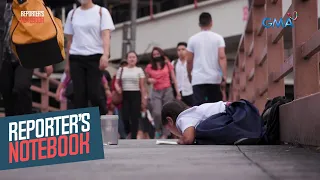 Estudyante, matiyagang nag-aaral sa isang footbridge sa Quezon City | Reporter’s Notebook