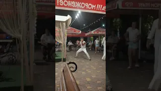 Дедушка танцует в Крыму
