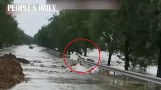 Video caught the moment that a sedan was washed away by the torrential flood in N China's Shanxi