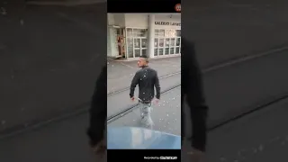 SE MEC SAN PREND À UN TRAM À GRENOBLE #