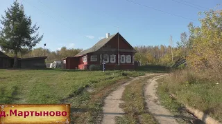 Жилая деревня в глубинке. Скромная деревня рядом со старинной церковью. В деревне жили попы?